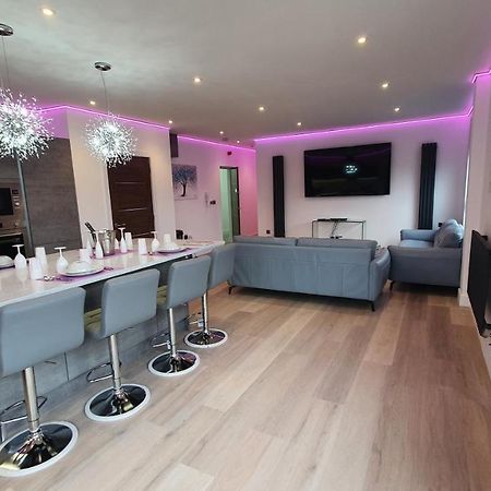 Central Penthouse With Hot Tub & Views 24 Cheltenham Exteriör bild